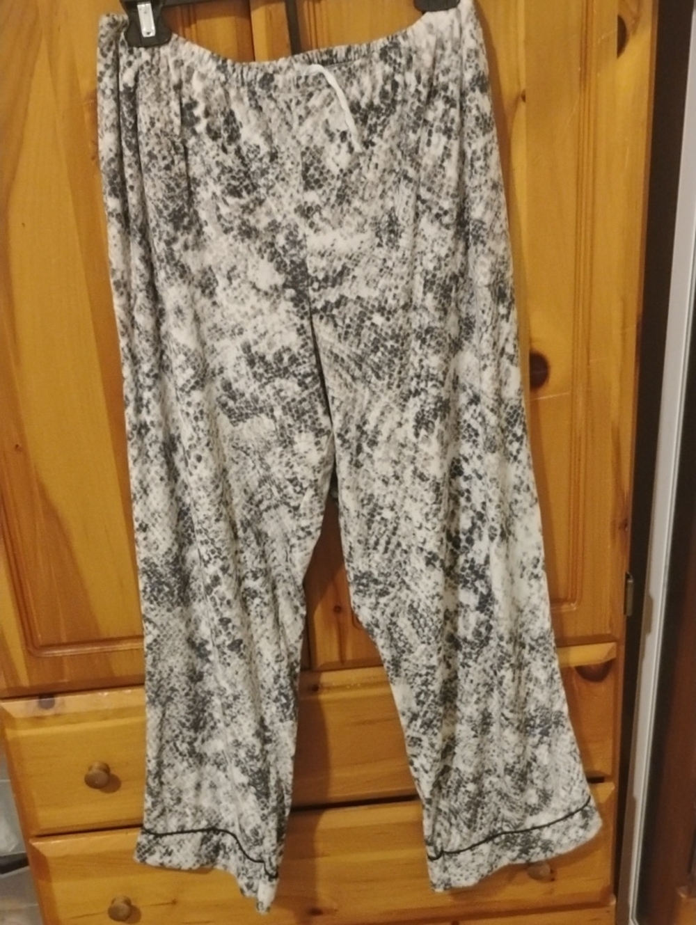 Women's Black & White Snake-Print Lounge Pants